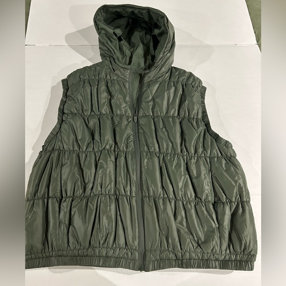 Avia women’s puff vest with hood size XXXL (22) Olive green